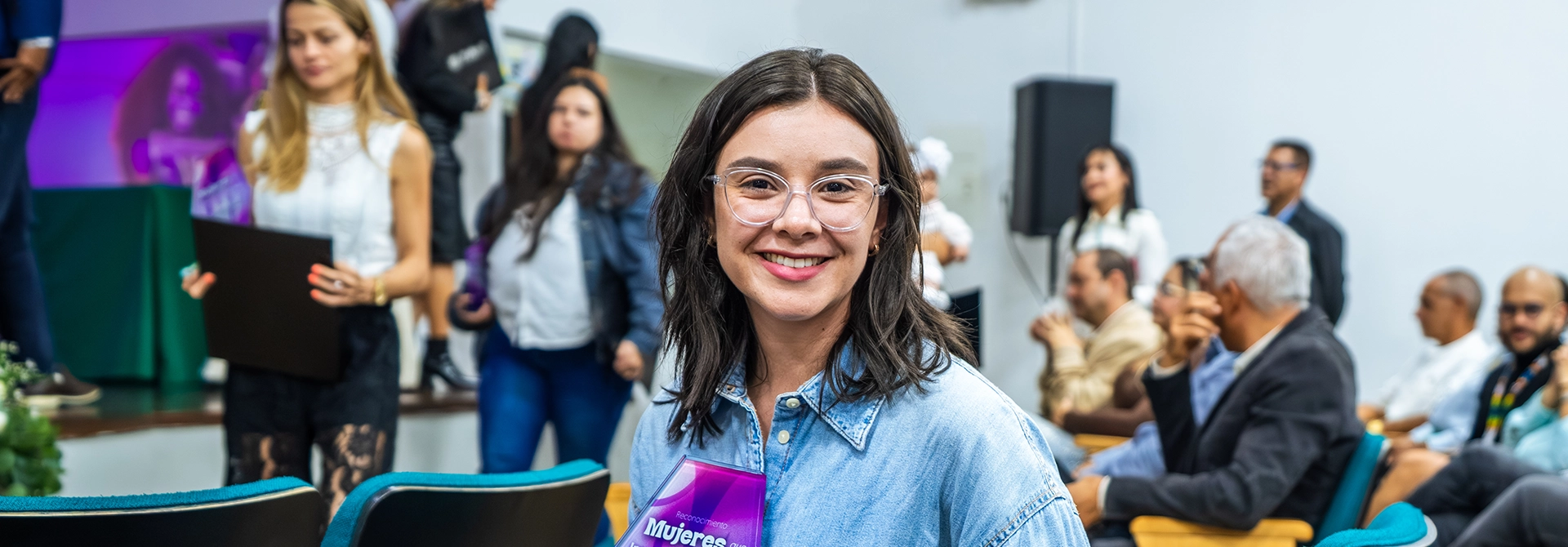 Catalina Garcés, de Educación Continua, fue una de las que recibió su reconocimiento por sus aportes a los procesos de extensión académica y a la planificación, gestión, ejecución y cualificación de programas de educación continua y permanente.