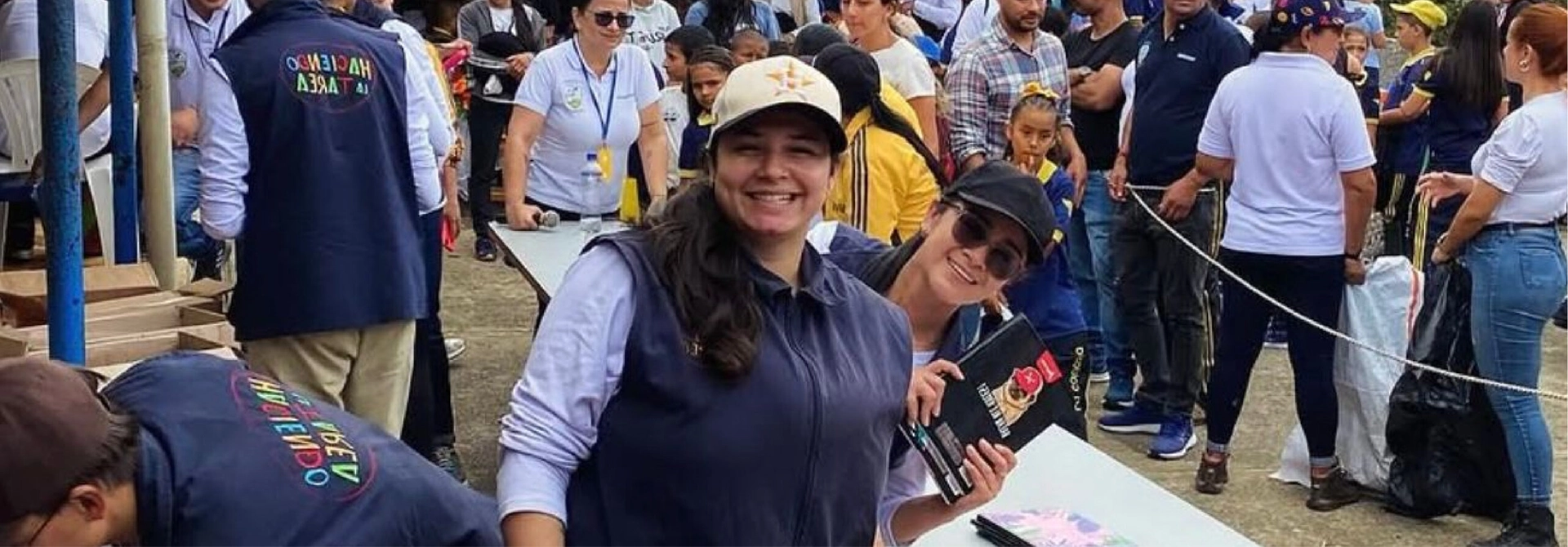 Luisa y una compañera en Urrao.