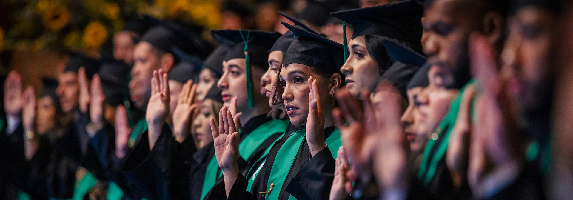 Los graduandos hacen su promesa como egresados del TdeA.