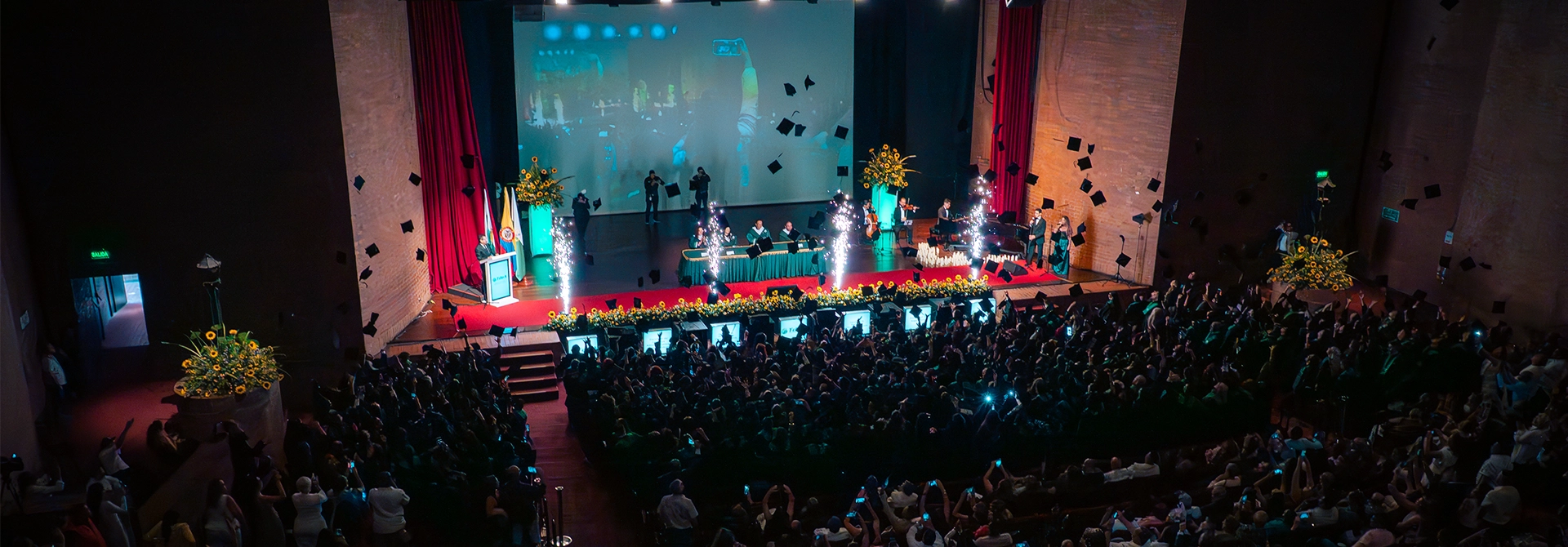 Los graduandos tiran sus birretes como tradición.