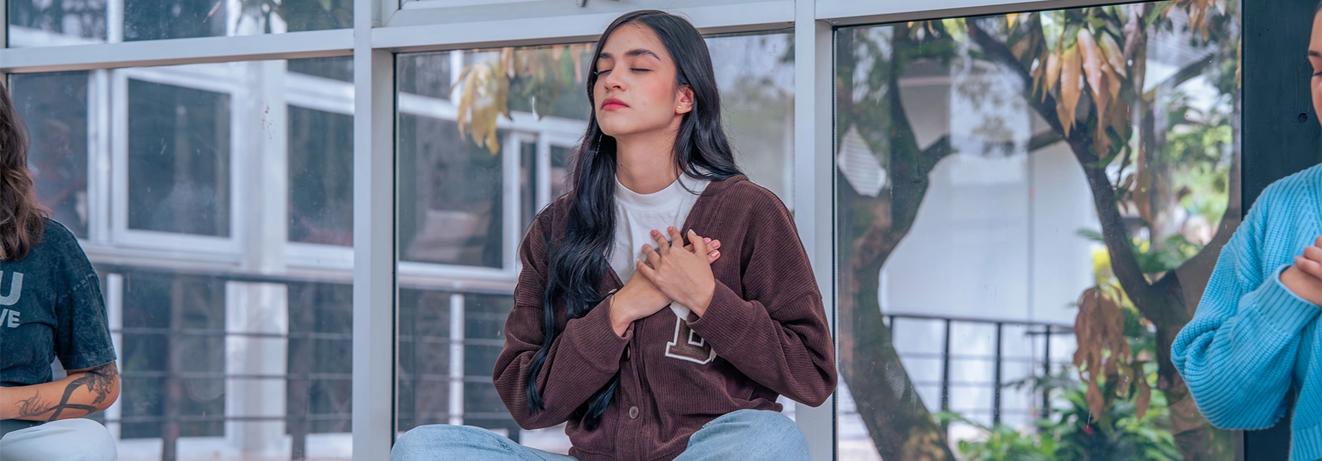 Contratista del TdeA disfruta del Día de la Mujer con una meditación.