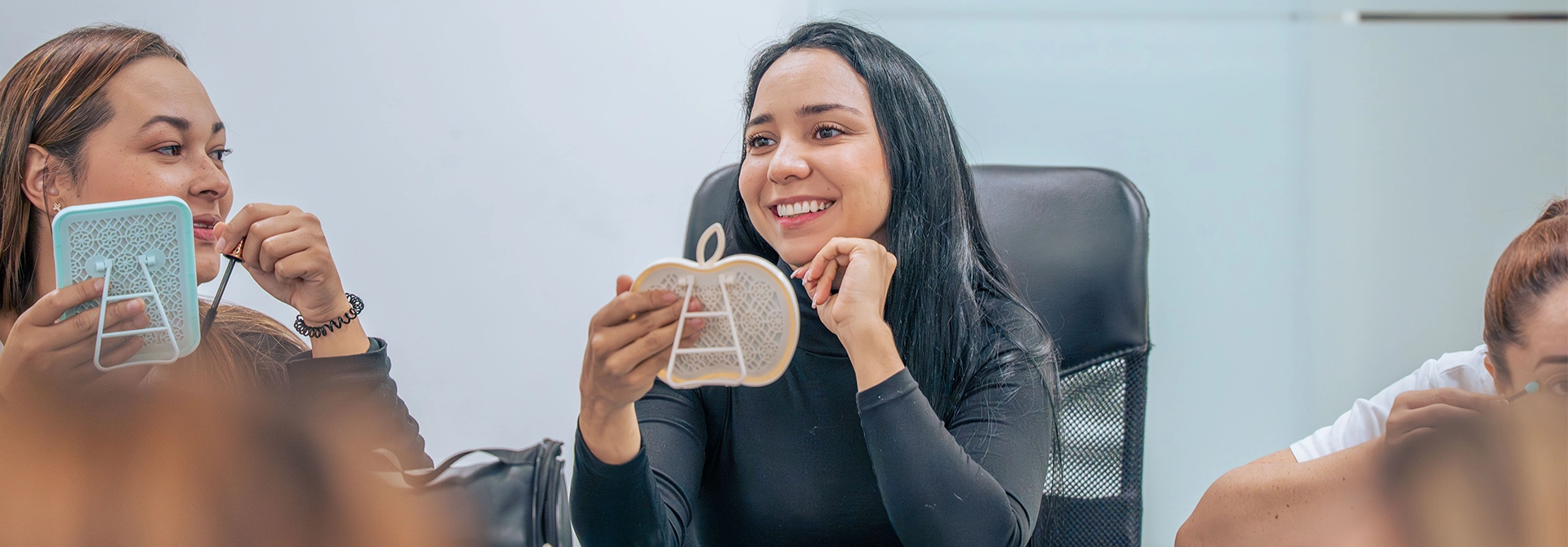 Las docentes, colaboradoras y estudiantes disfrutaron de una clase de maquillaje.