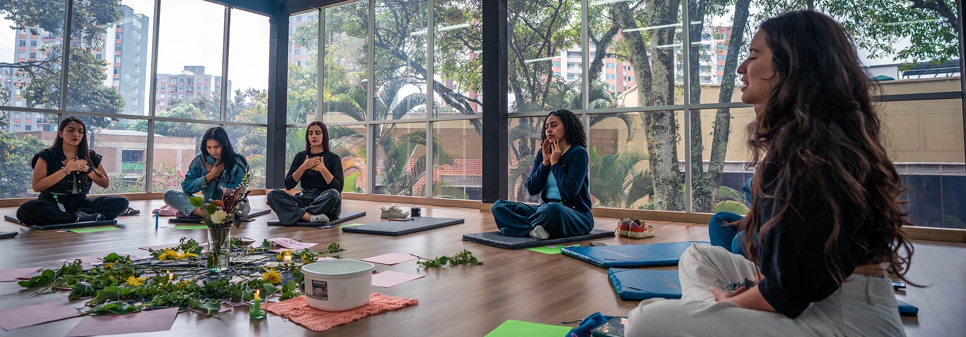 Mujeres del TdeA disfrutan del Día de la Mujer con una meditación.
