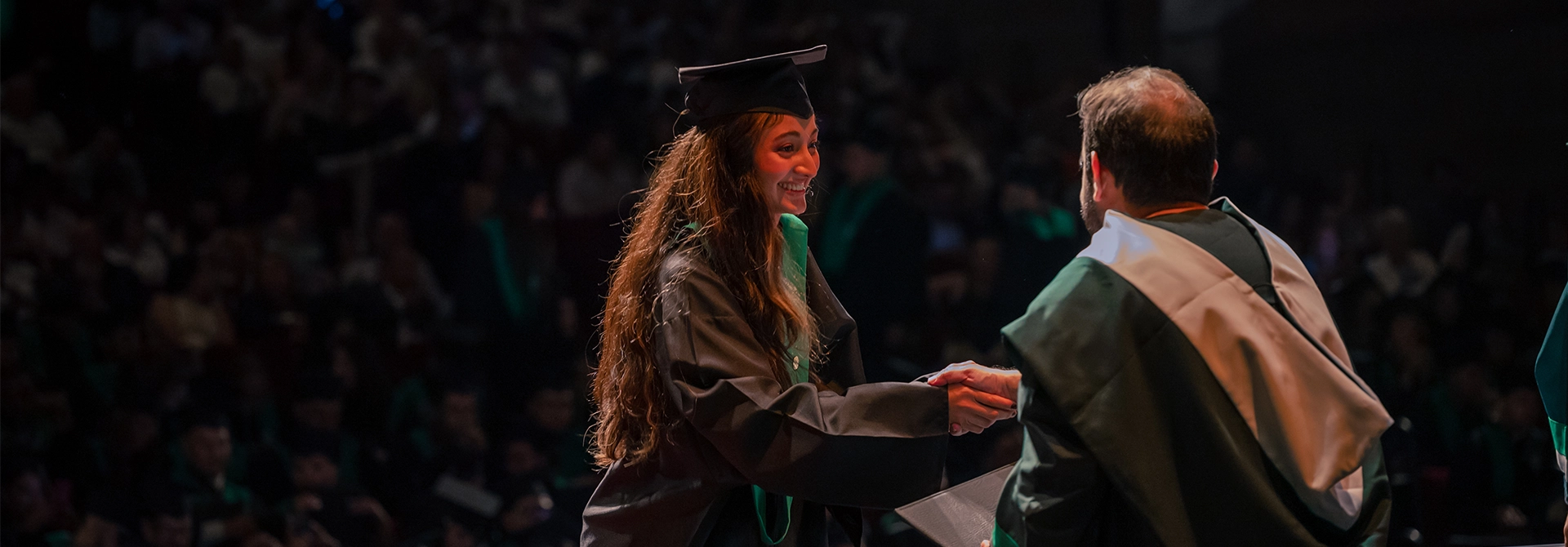 Estudiante recibe su diploma del decano de la Facultad de Ingeniería, Andrés Felipe Montoya Rendón.