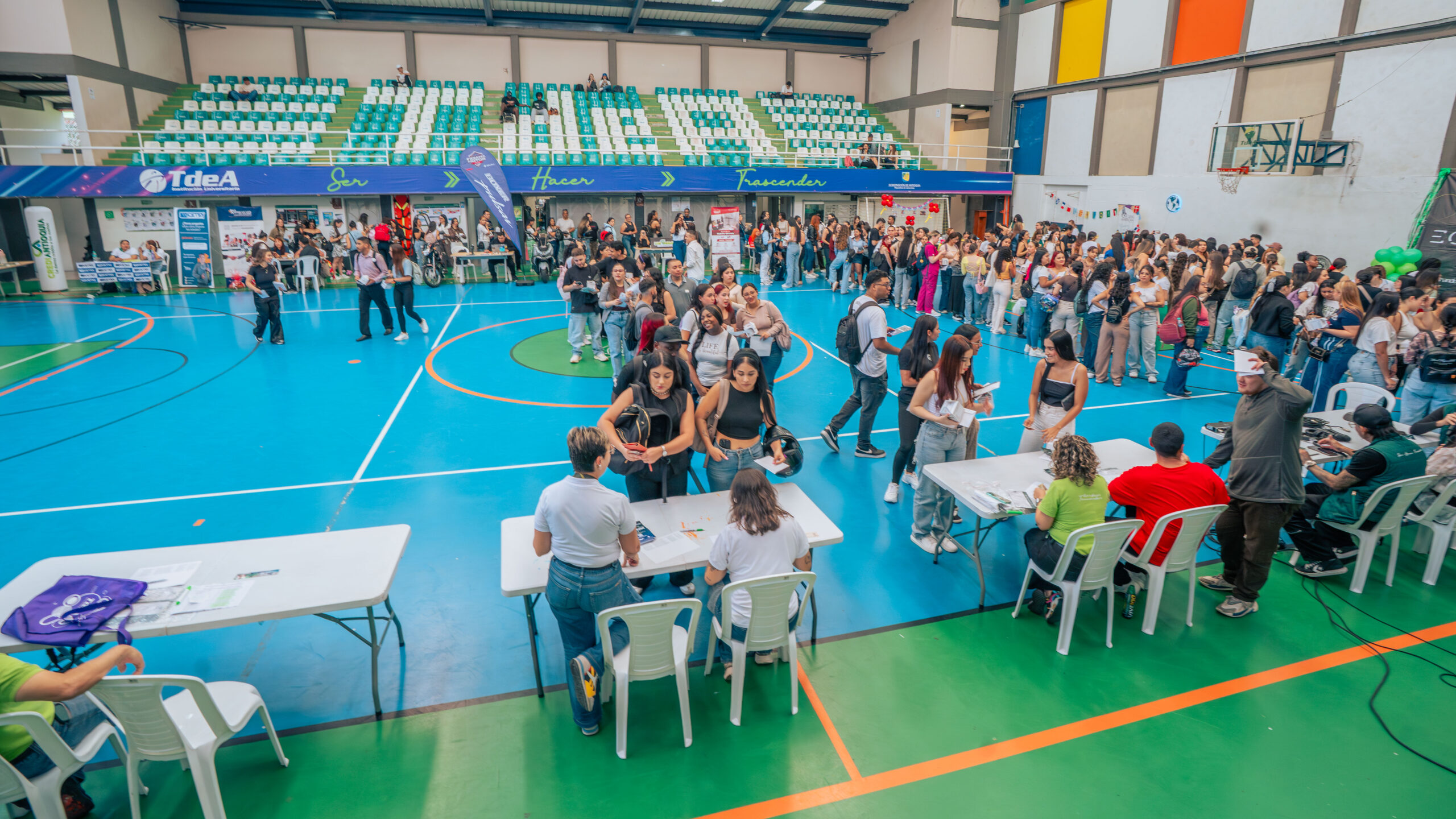 Feria de Servicios acercó beneficios y oportunidades a futuros egresados del TdeA