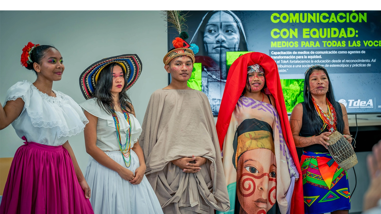Estudiantes de diversas culturas con sus trajes típicos.