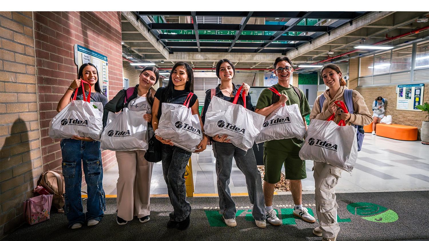 6 estudiantes de Aburrá Sur disfrutan de su mercado.