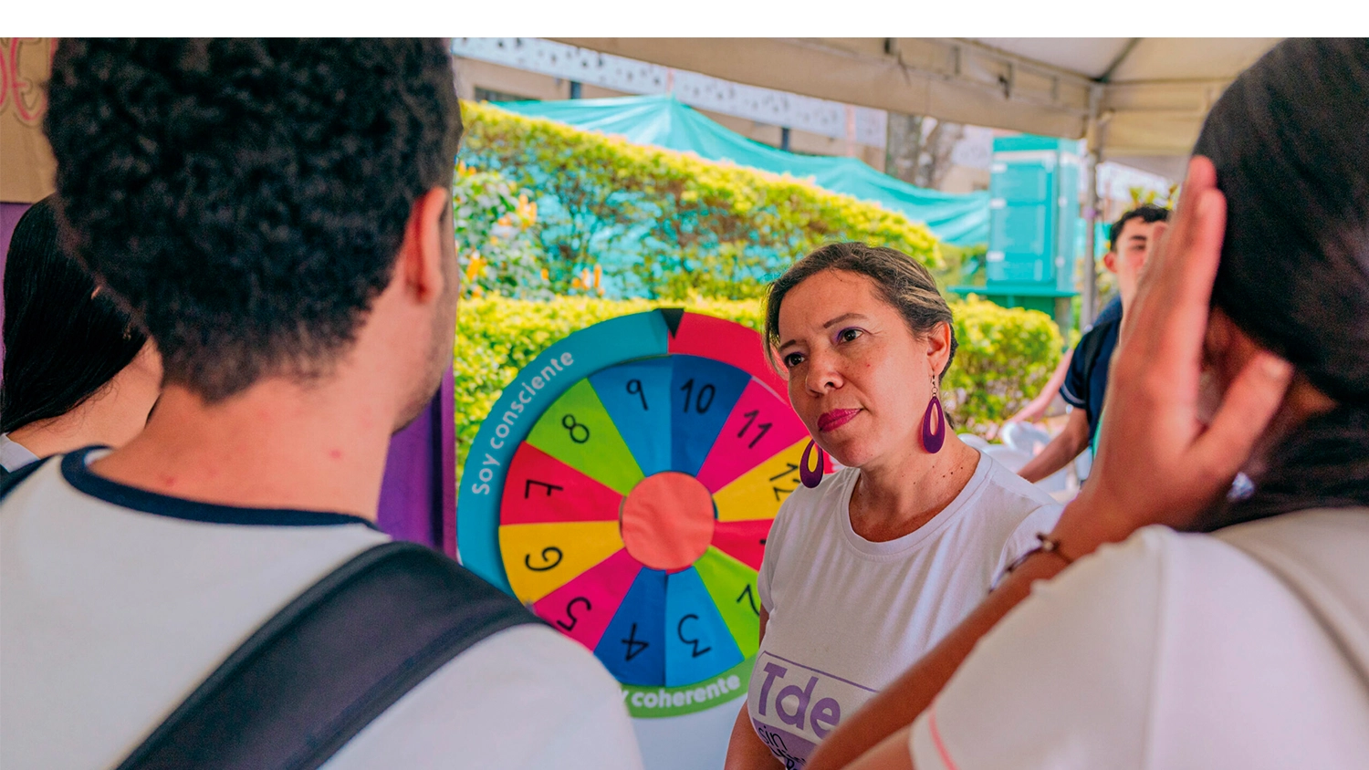 Estudiantes escuchan charla sobre la salud.