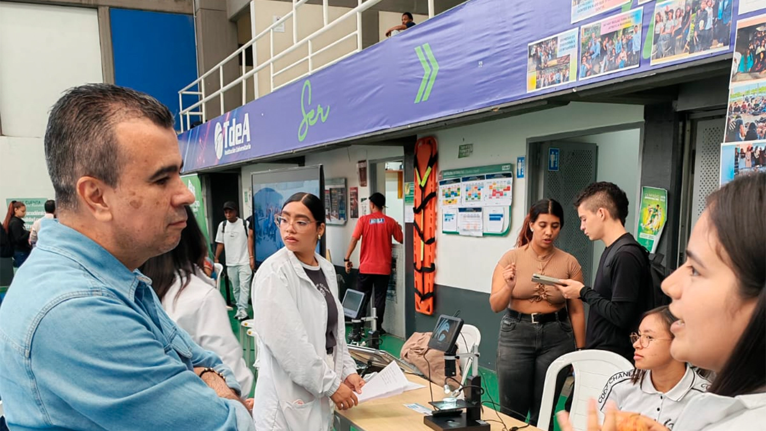 Una estudiante le expone al vicerrector del TdeA, Fabio Alberto Vargas Agudelo.