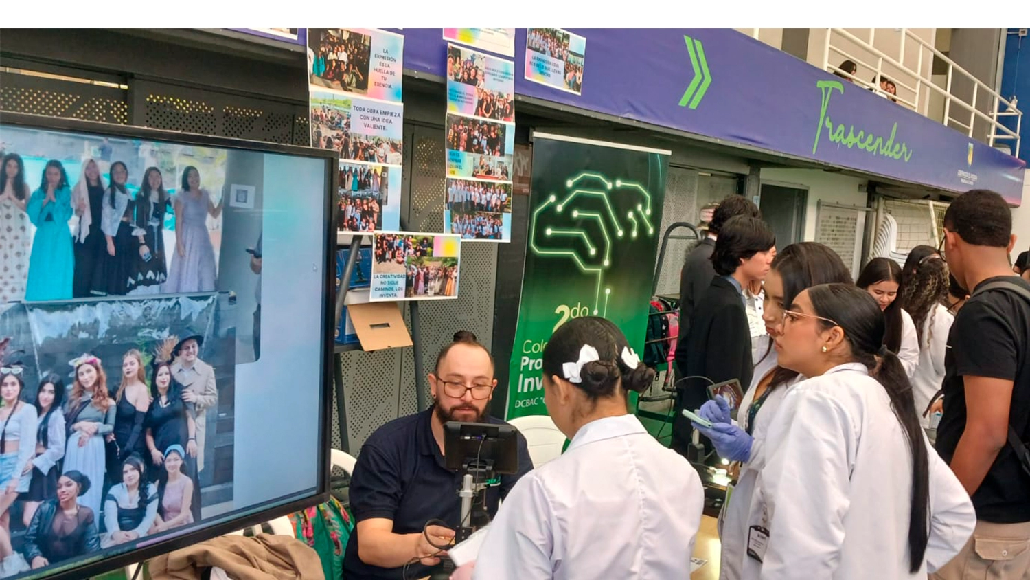 Estudiantes participan de un stand de los Laboratorios Móviles.