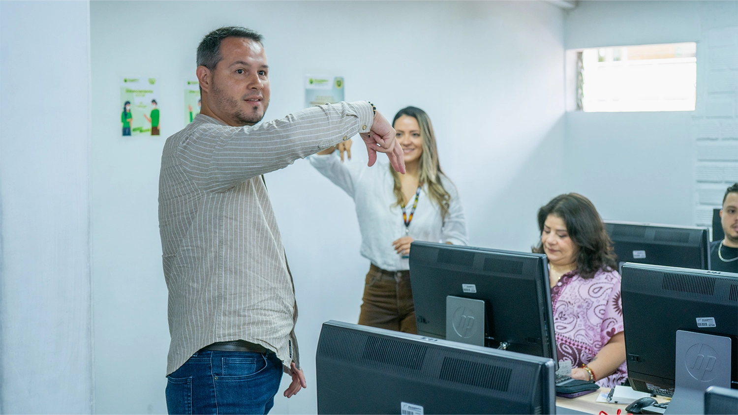 Docente hablando en lengua de señas en el II Encuentro de Comunicaciones y Medios por la Diversidad.