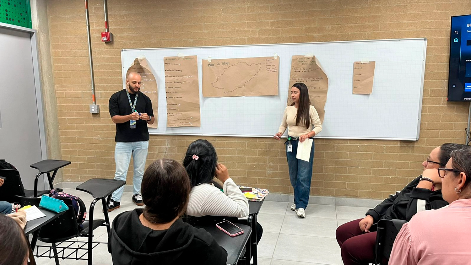 Integrantes de Bienestar Universitario dan charla a estudiantes sobre el acceso, la permanencia y el bienestar.