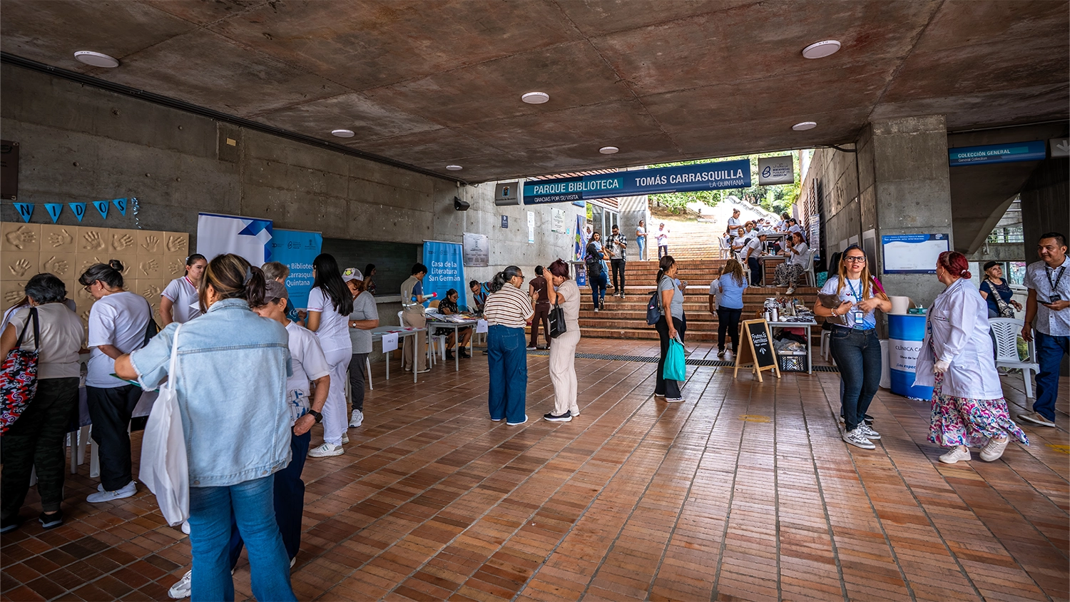 Vecinos del TdeA visitando las instalaciones de la biblioteca Tomás Carrasquilla, La Quintana.