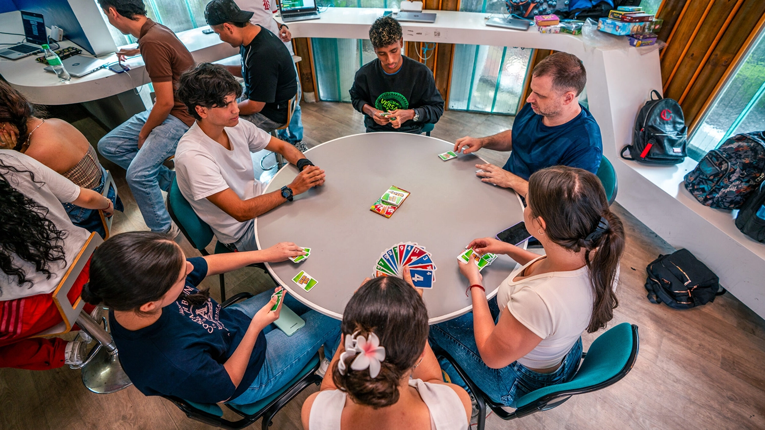 Estudiantes jugaron Skip Bo en la Semana de las Lenguas y las Culturas.