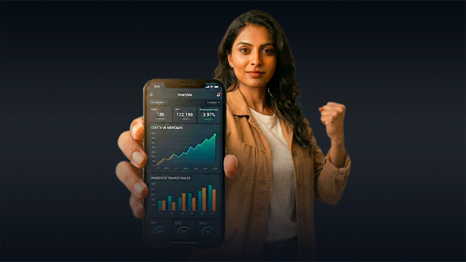 Estudiante del Doctorado analizando en su celular el mercado y las finanzas.