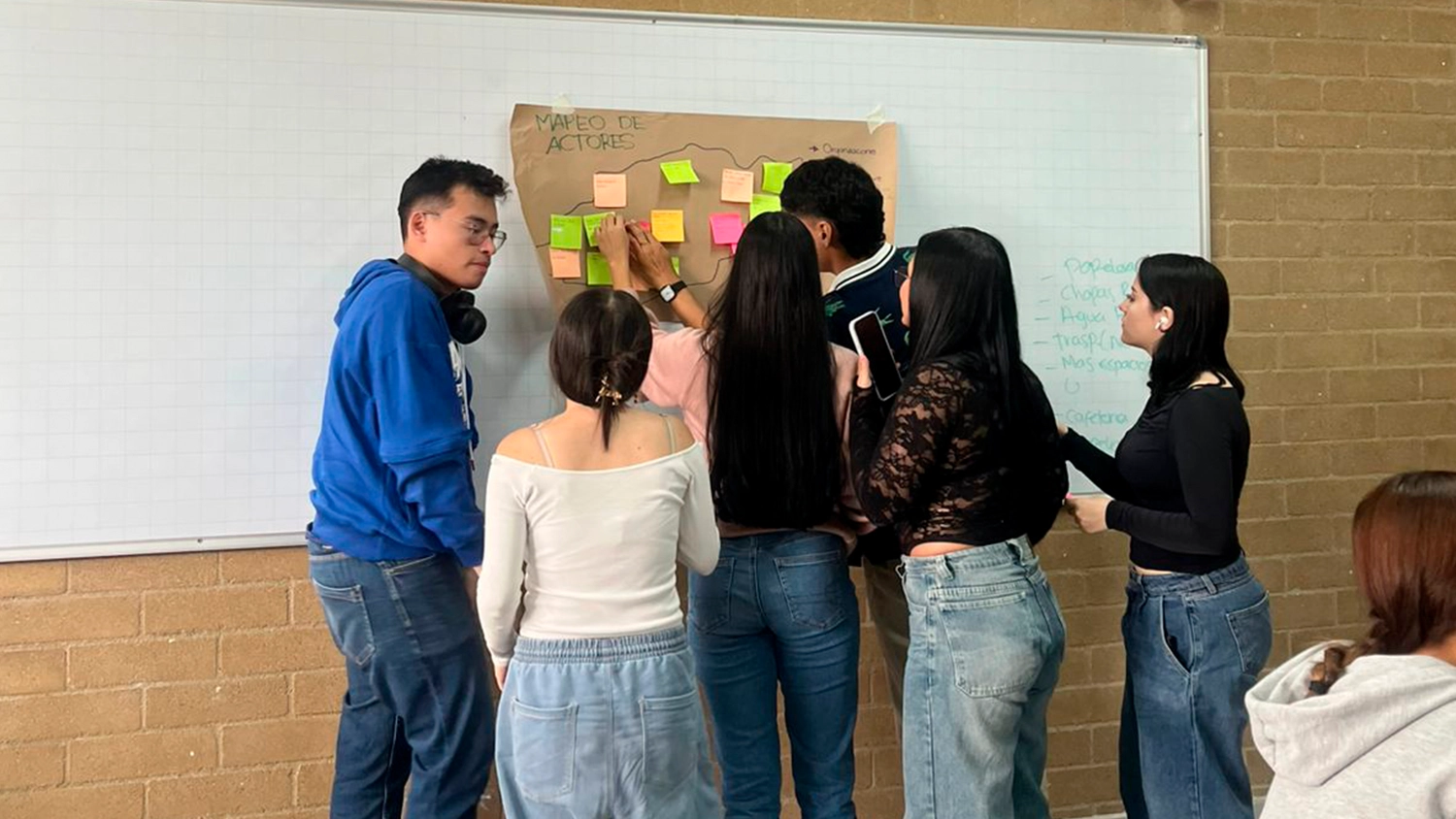 Estudiantes participan de una dinámica del Plan Integral de Cobertura.