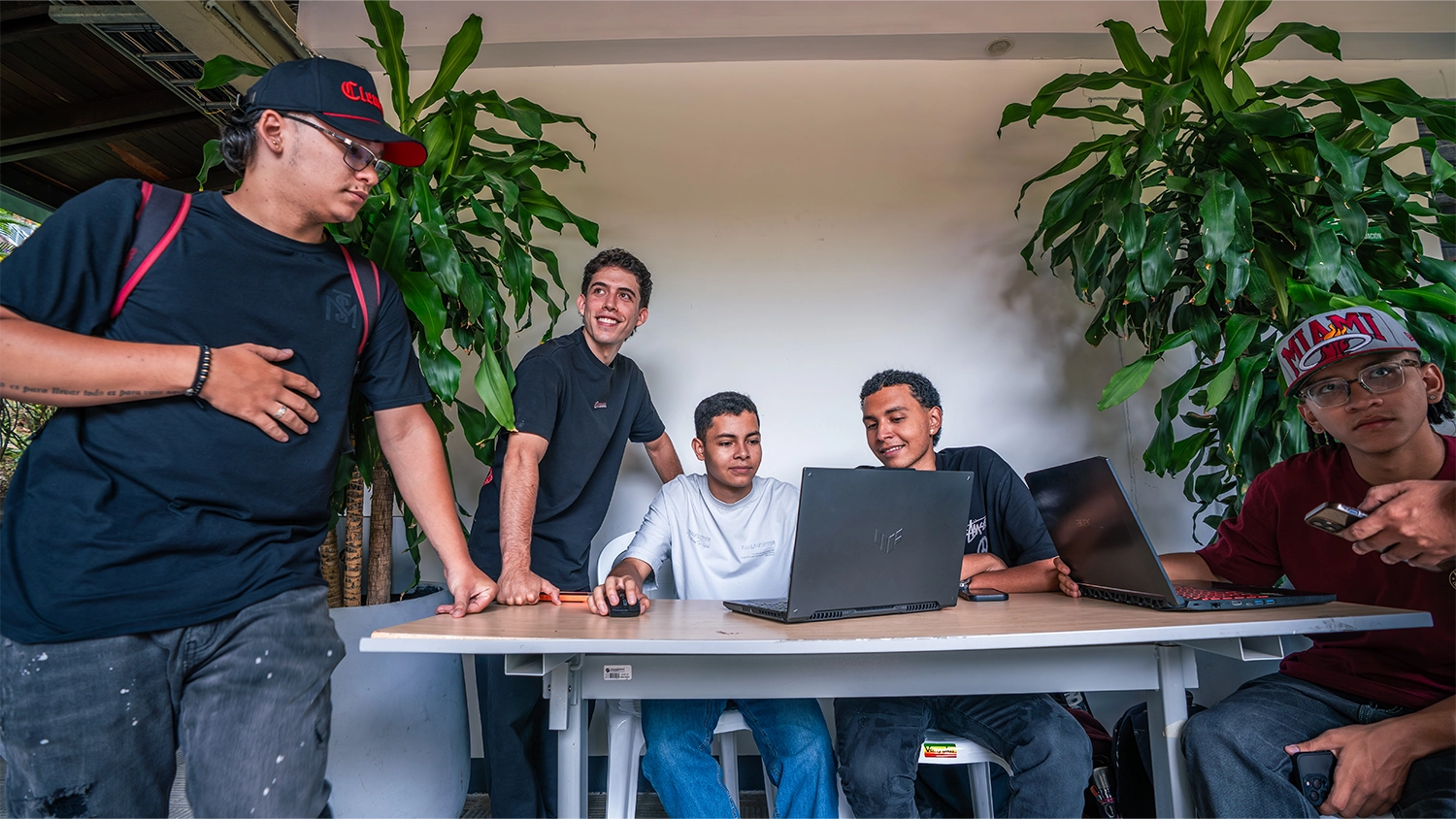 Estudiantes de la Facultad de Ingeniería presentaron 80 soluciones de software con aplicación en contextos reales.