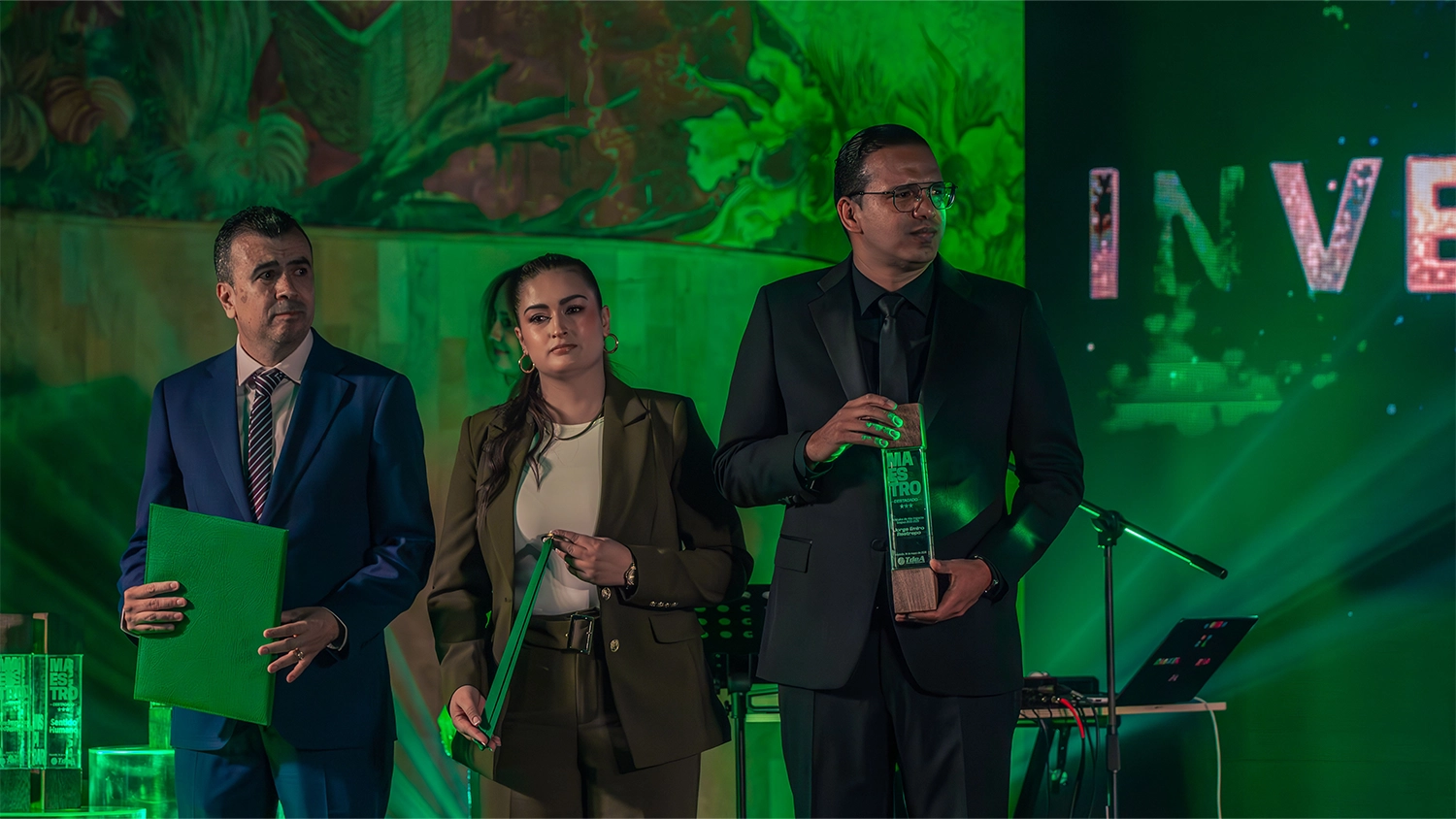 El rector del TdeA, Leonardo García Botero, el vicerrector Académico, Fabio Alberto Vargas Agudelo, y la secretaria General, Marcela Giraldo Giraldo, fueron los encargados de entregar los reconocimientos.