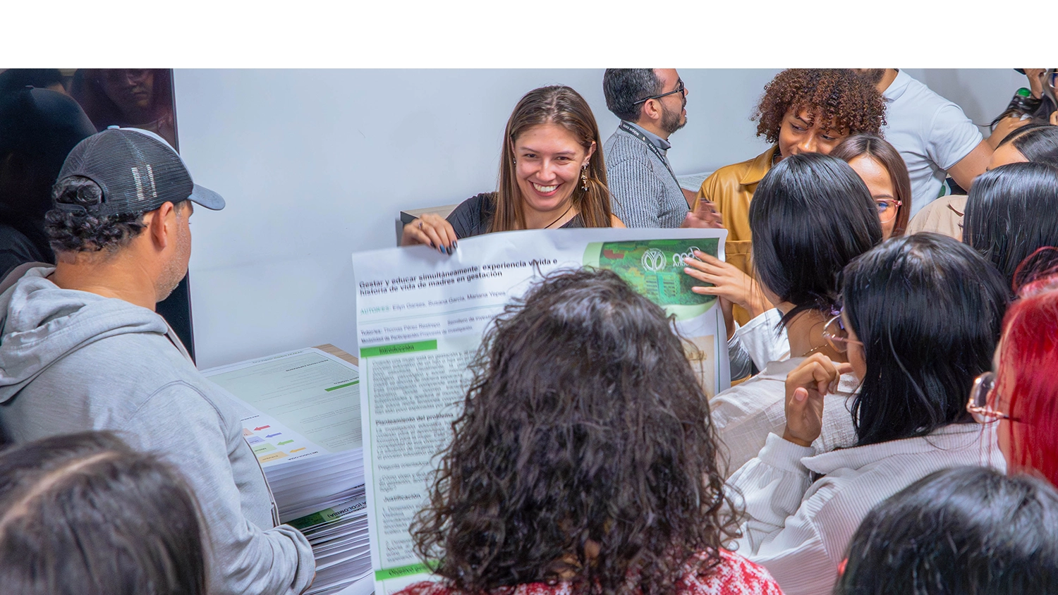Estudiante del TdeA muestra su proyecto de investigación.