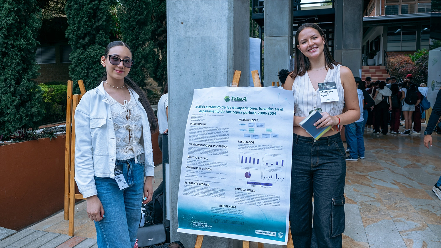 Dos estudiantes del TdeA exponen su proyecto de investigación sobre las desapariciones forzadas en el departamento de Antioquia en el periodo 2000-2004.