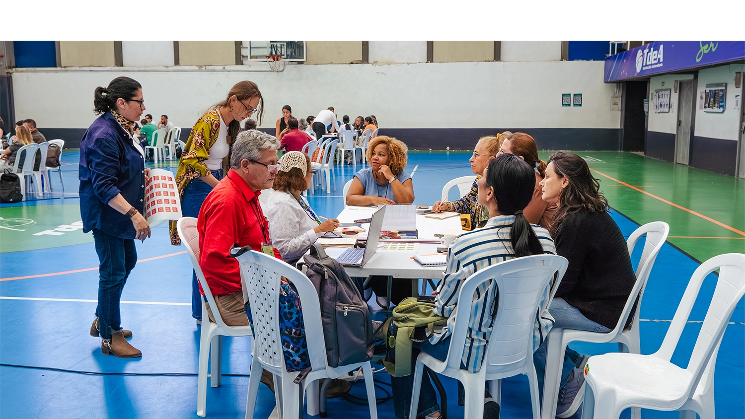 Asistentes al encuentro de Comunidades Académicas realizan actividades en el coliseo del TdeA.
