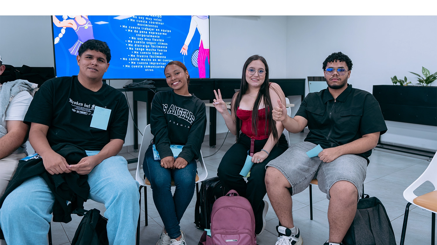 Estudiantes que asistieron al encuentro de Pluridiversos posan contentos.