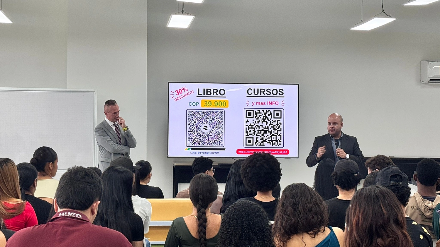 En la charla les ofrecieron a los estudiantes cursos y libros para seguir con su aprendizaje.