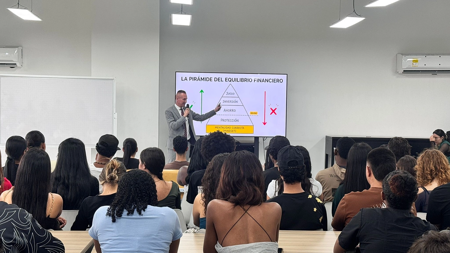 En la charla se tocó el tema de equilibrio financiero