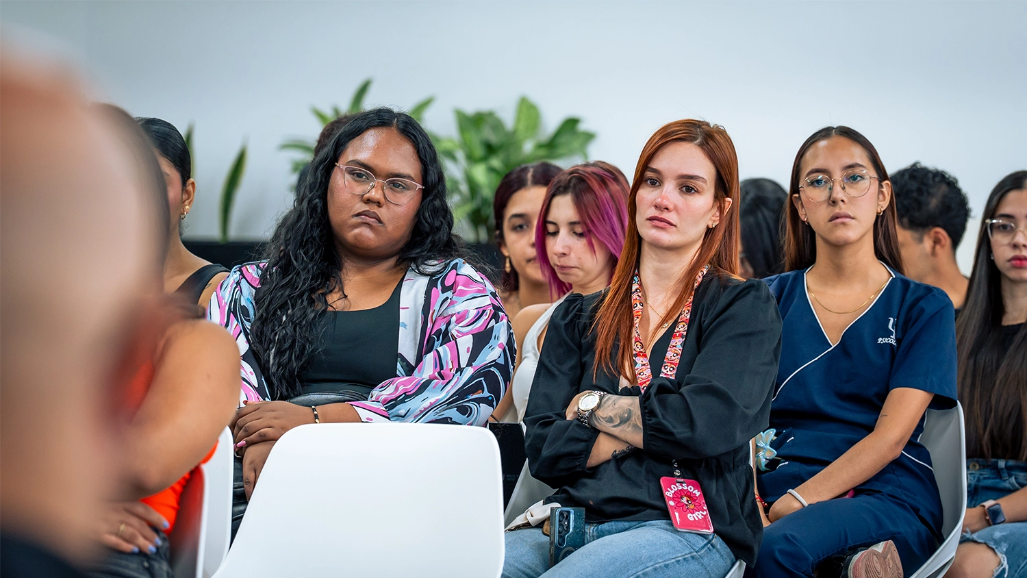 Estudiantes y docentes del TdeA atentos al diálogo Universidad-Empresa-Estado.