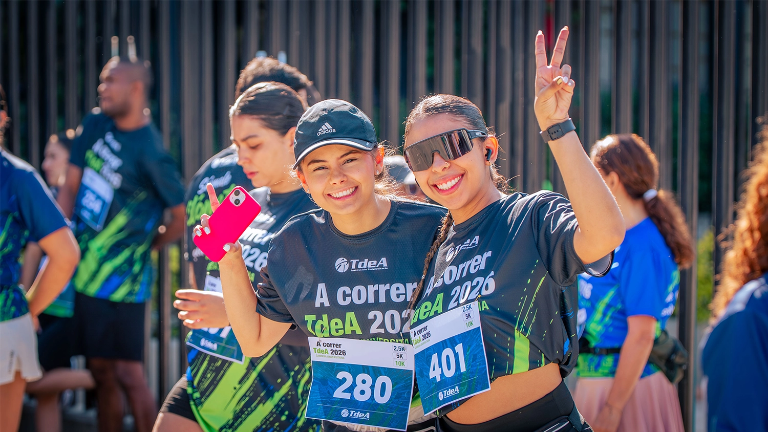 Dos amigas en la categoría 5K de A Correr TdeA 2026.