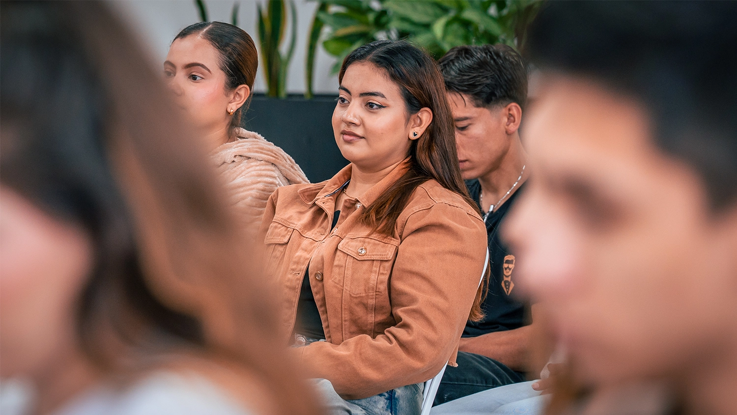 Estudiante atenta en el diálogo Universidad-Empresa-Estado.