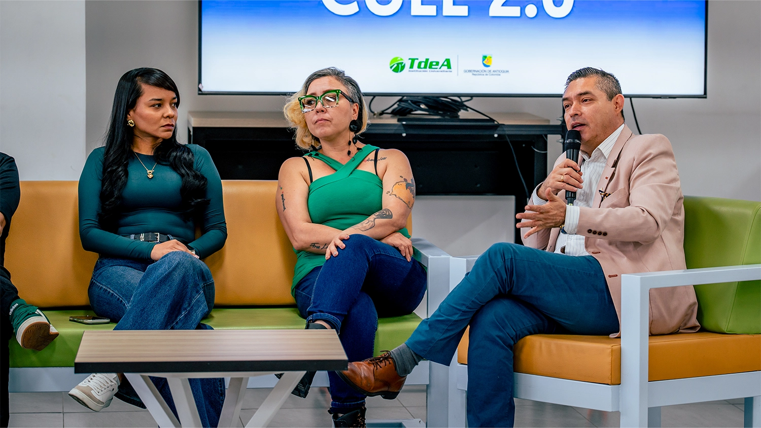 El docente de la Facultad de Ciencias Administrativas y Económicas Mauricio Ruiz Sandoval fue uno de los que encabezó la charla final.
