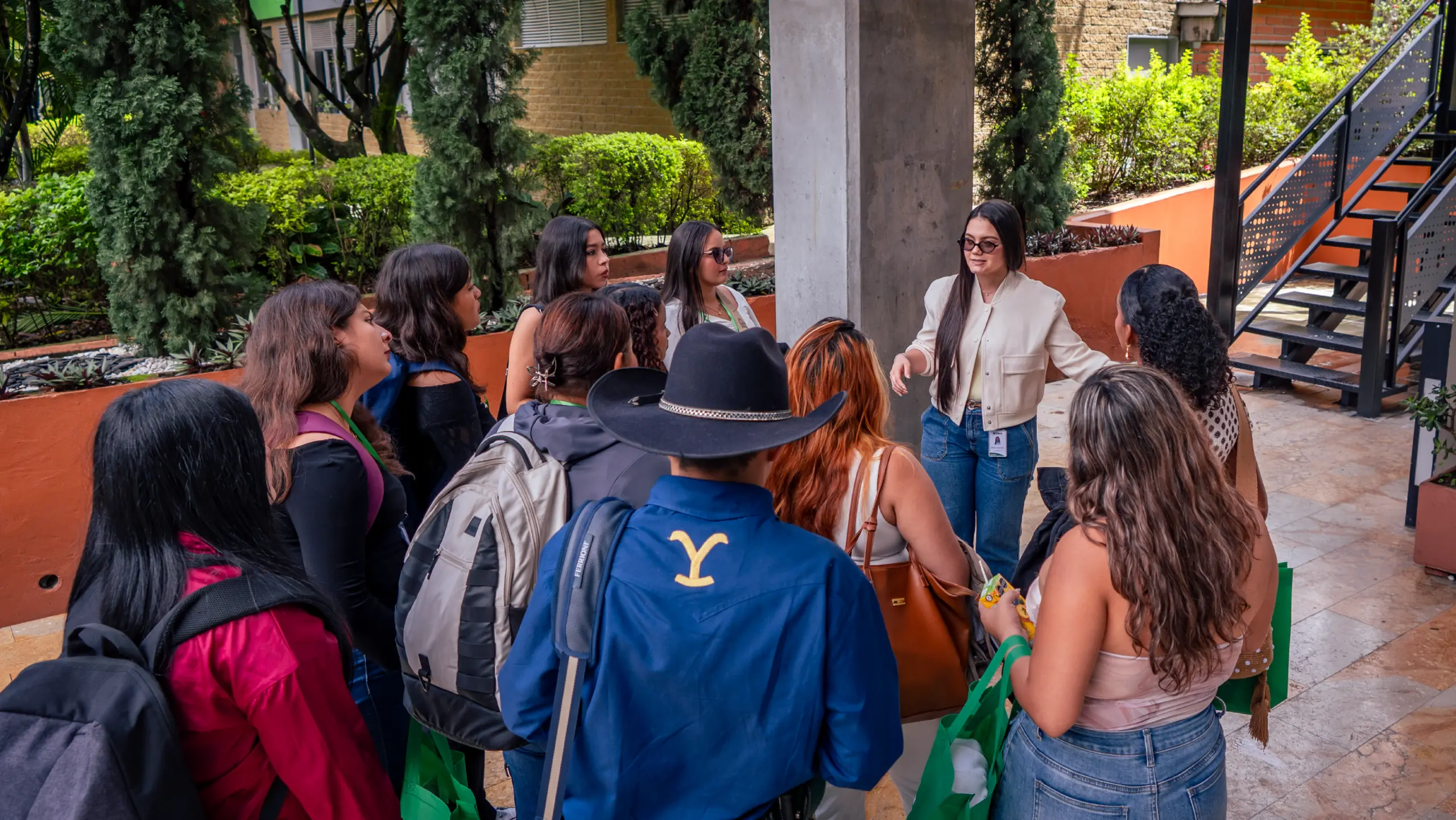 Los estudiantes del proyecto Delfín recorren las instalaciones del TdeA.