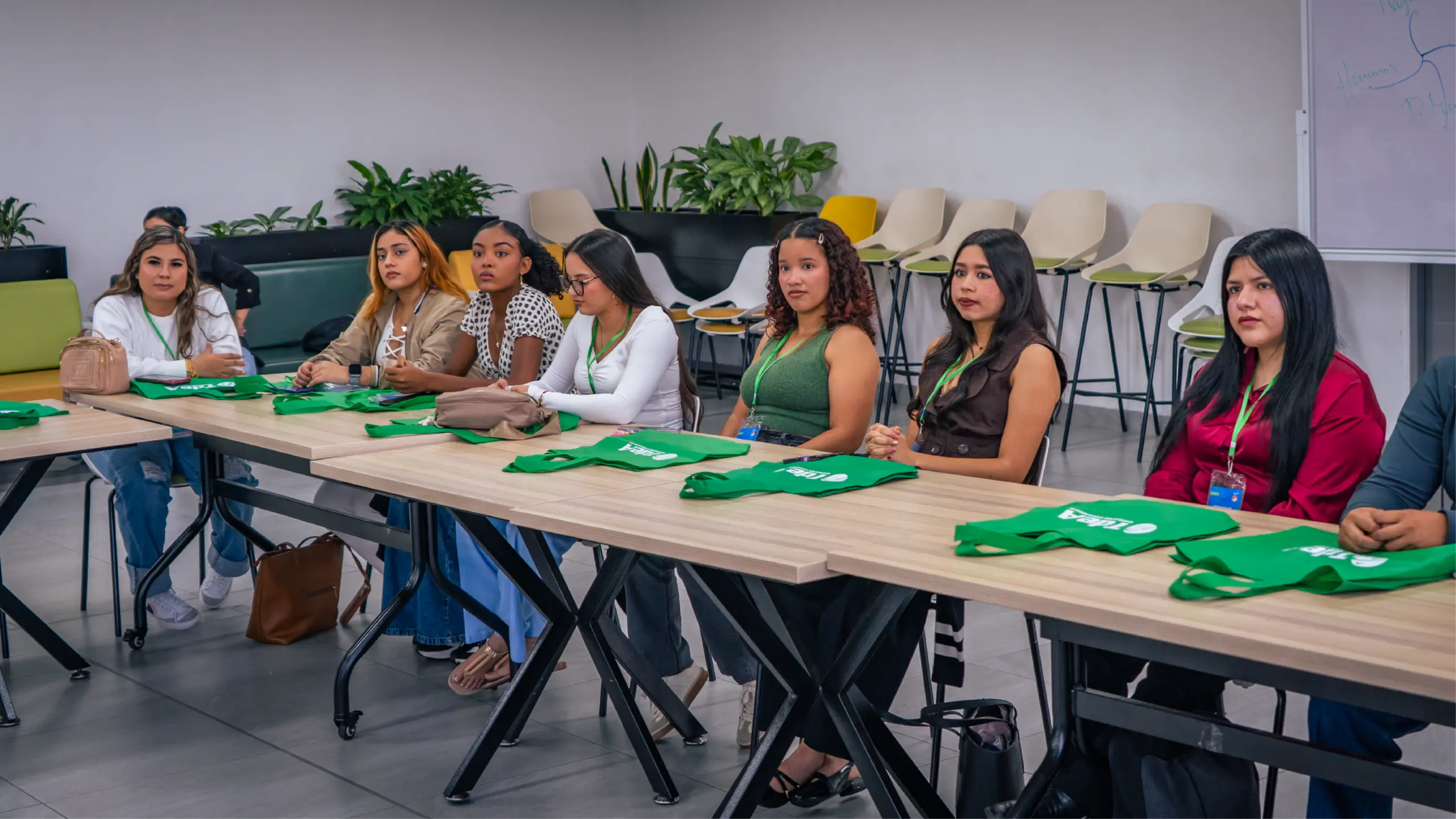 Los estudiantes Delfín en una charla en el CETI.