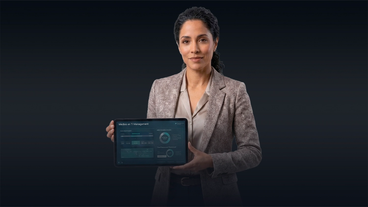 Magister en Gestión de Tecnología de la Información con una tablet.