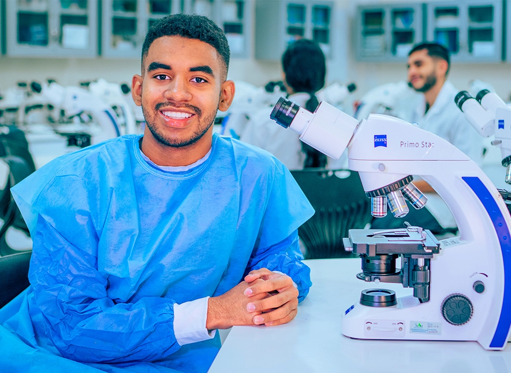 Estudiante en el microscopio del laboratorio de química.