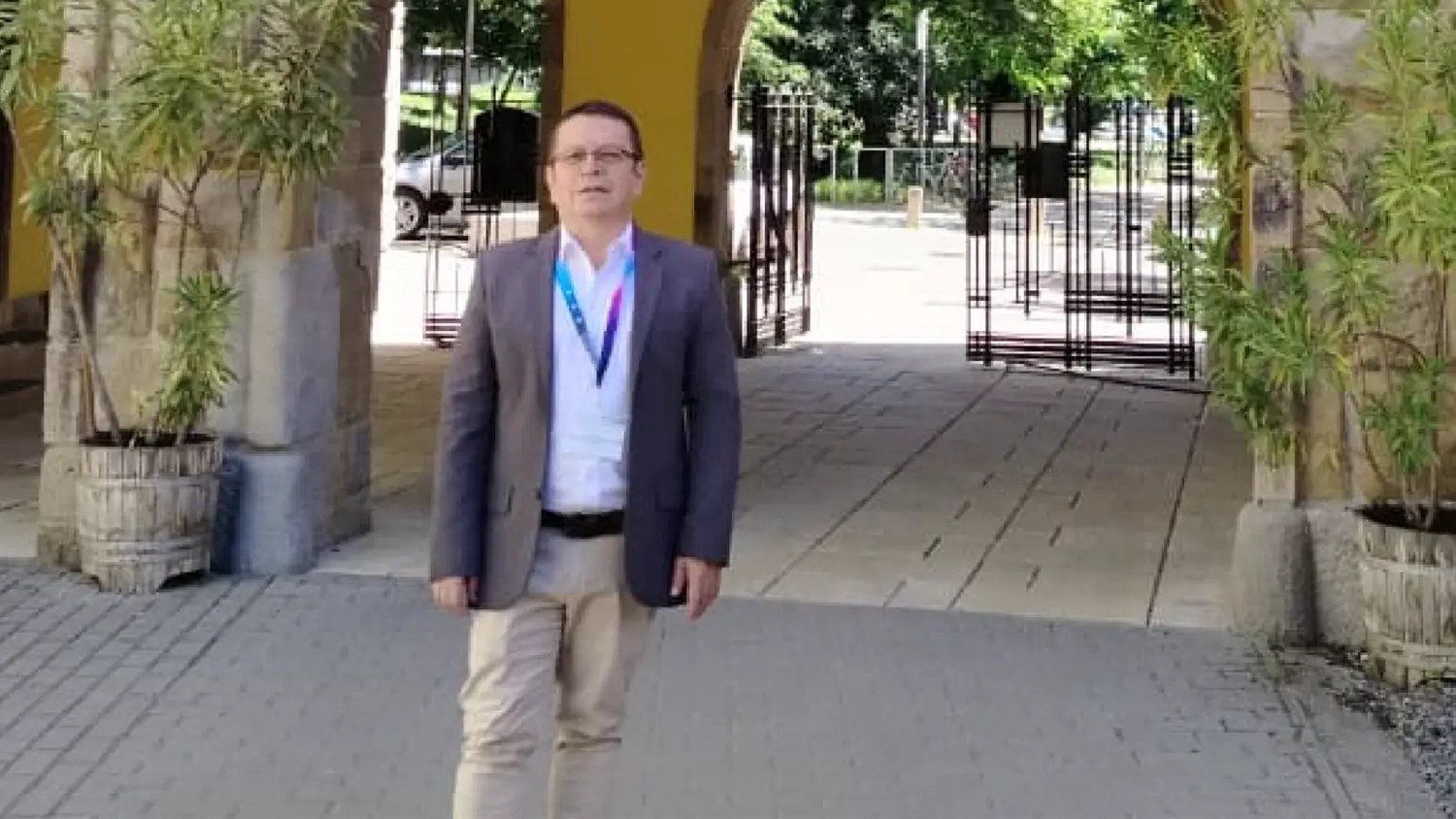 El decano de la Facultad de Ciencias Administrativas y Económicas, José Albán Londoño Arias, en las instalaciones de la Universidad de Pécs.
