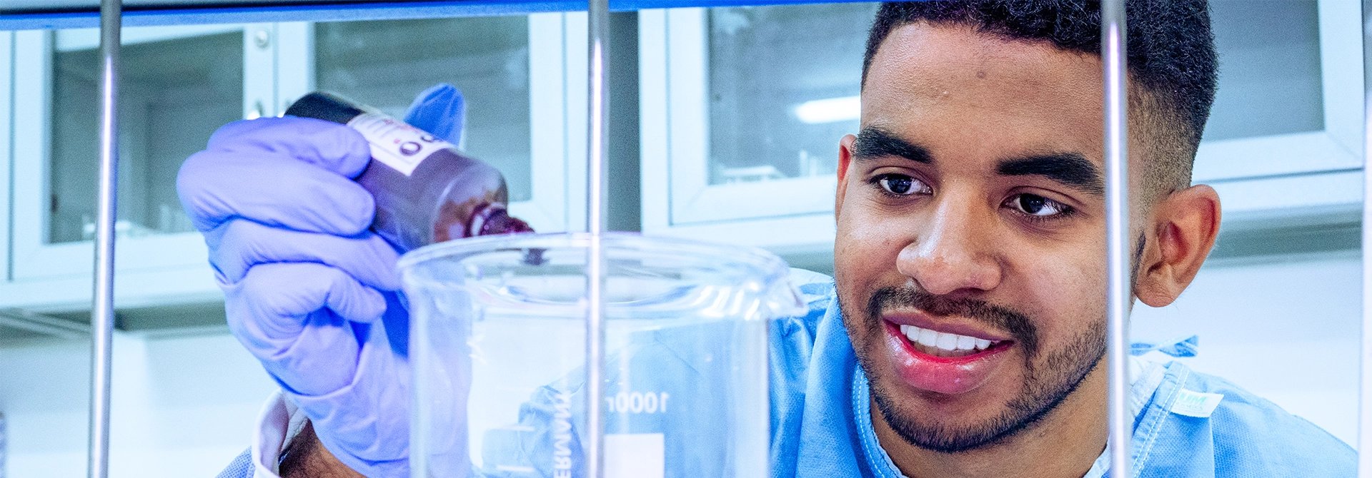 Estudiante del TdeA haciendo una mezcla en el laboratorio de química.