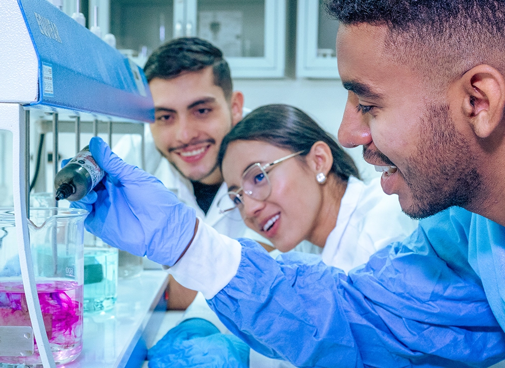 Tres estudiantes del TdeA en el laboratorio de química.