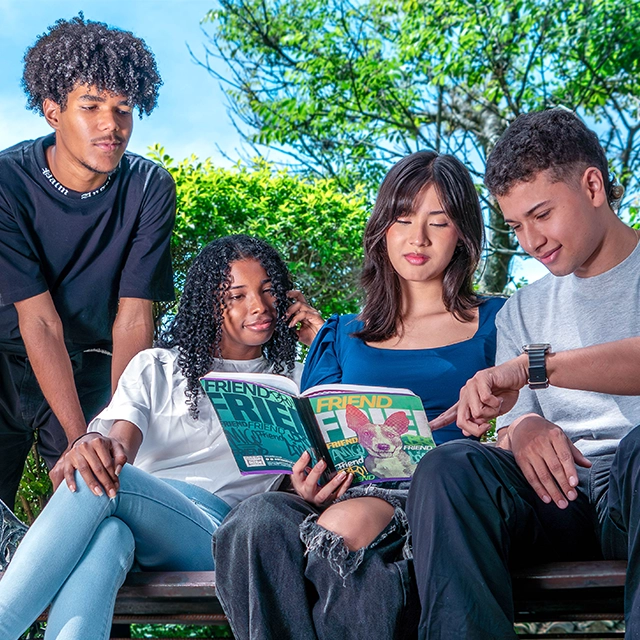 Estudiantes del TdeA leyendo un libro en el Sendero de la Paz.
