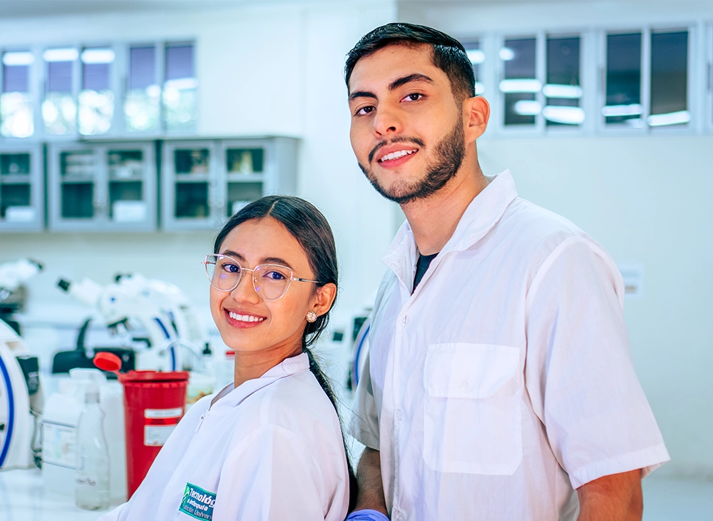 Estudiantes del TdeA en el laboratorio de química.