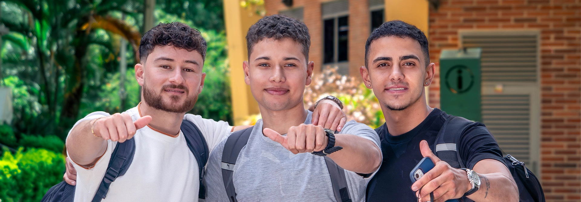 Tres estudiantes del TdeA en el Sendero de la Paz.