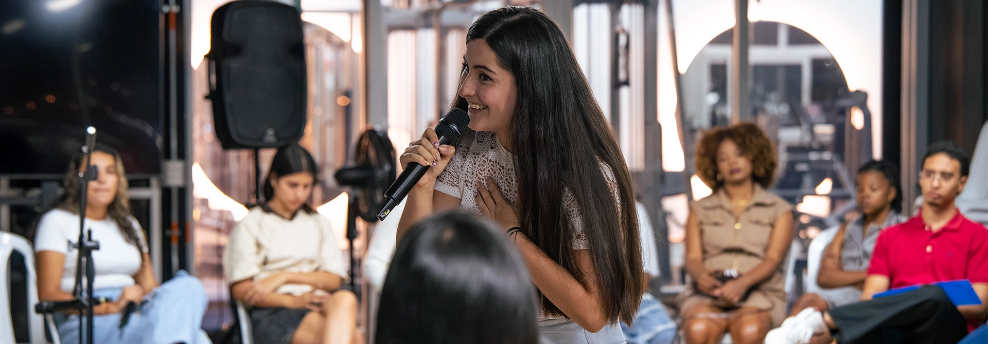 María Fernanda e Isabela, integrantes de La Sonora Femenina, fueron las encargas de amenizar el encuentro con su música.