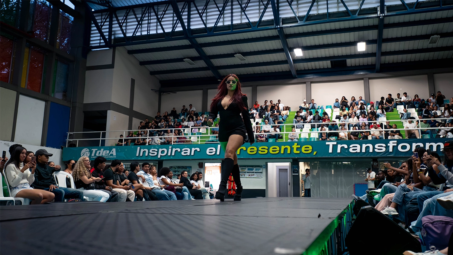 Modelo con un vestido de fiesta en el Desfile de Moda Circular 2026.